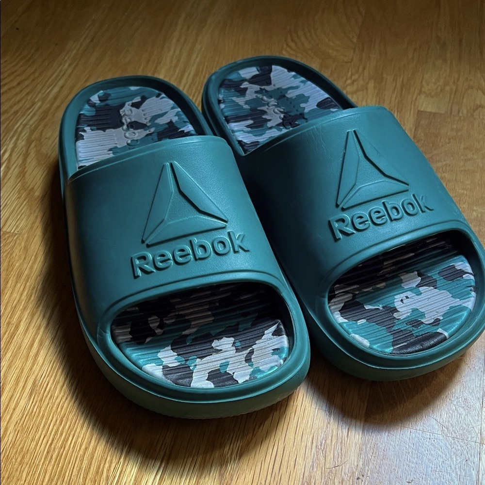 Reebok Men's Slide Sandals. Men sz 7, women's sz 8.5-9